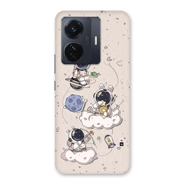 Lovely Astronaut Playing Back Case for Vivo iQOO Z6 Pro