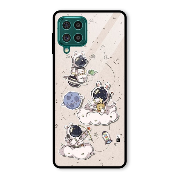 Lovely Astronaut Playing Glass Back Case for Galaxy F62